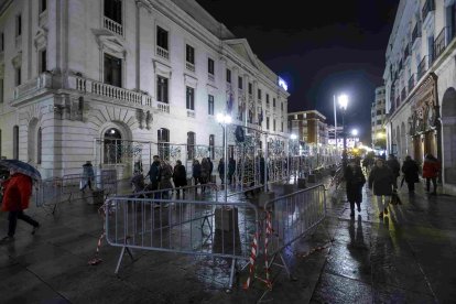 Los arcos luminosos de Navidad ubicados en el Espolón han tenido que ser retirados por un fallo técnico. SANTI OTERO