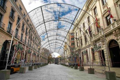 Montaje del arco luminoso del paseo del Espolón. TOMÁS ALONSO