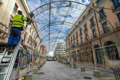 Montaje del arco luminoso del paseo del Espolón. TOMÁS ALONSO