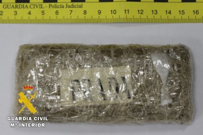 Pastilla de 200 gramos de hachís aprehendida por los agentes en Burgos. GUARDIA CIVIL