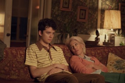 Asa Butterfield (izquierda) y Gillian Anderson (derecha) en una escena de la serie 'Sex education'.