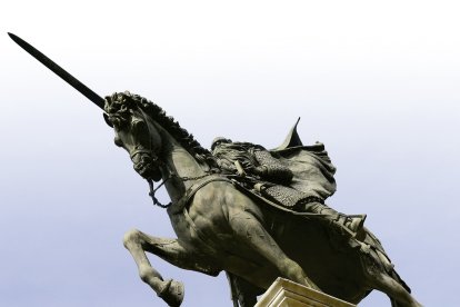La espectacular estatua ecuestre del Cid, emblema de la ciudad de Burgos desde su inauguración. RAÚL OCHOA
