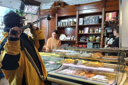 Itziar Ituño interpreta a Laura, un momento del rodaje de 'Agrio', el segundo corto de David Pérez Sañudo. DARÍO GONZALO