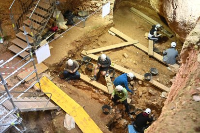Hace unos días, para sorpresa del equipo, lo que pensaban que estaba el suelo de la cueva sólo era una gran roca. Apareció un nuevo nivel, el seis, que envejece más Atapuerca. SANTI OTERO
