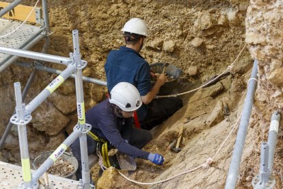 En la pendiente, acceso de la cueva en el pasado, solo pueden trabajar dos personas por seguridad. En la zona donde apareció la cara del primer europeo trabajan colgados con un arnés. SANTI OTERO