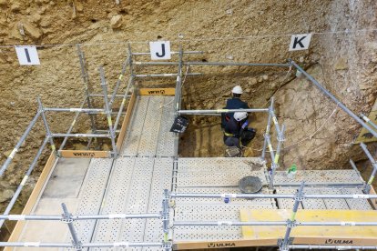Ha habido que bajar en el resto del yacimiento para poder instalar el andamio necesario para garantizar la seguridad del trabajo en esta zona. SANTI OTERO