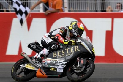 Jaume Masiá cruza la meta, hoy, en Termas de Río Hondo, como ganador del GP de Argentina.