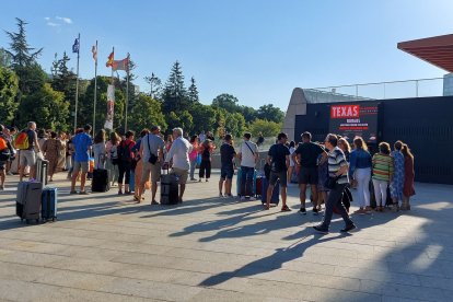 Los jóvenes fueron citados a las nueve de la mañana frente al Fórum Evolución. J. G. L.