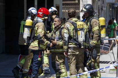 Imagen de los Bomberos a la entrada del edificio. SANTI OTERO