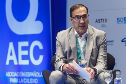 El CEO de Grupo Antolín, Jesús Pascual, durante su intervención en el Congreso de Calidad de la Automoción de Burgos. SANTI OTERO