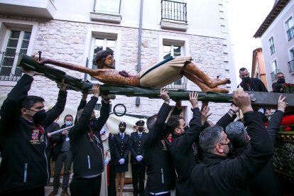 Los costalero preparan al Cristo para el izado. TOMÁS ALONSO