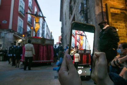 Una persona hace una foto del Cristo con su móvil. TOMÁS ALONSO