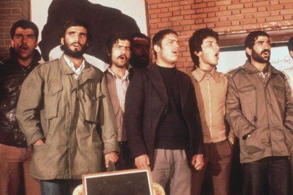 Imagen de archivo de los estudiantes iranís que irrumpieron en la embajada de EEUU en Teherán e hicieron rehenes a sus ocupantes, en noviembre de 1979.