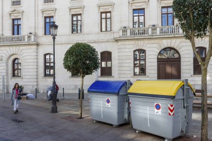 Contenedores ordinarios en la plaza de Santo Domingo, junto a unos soterrados, justo detrás. SANTI OTERO