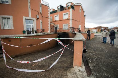 Entrada del garaje incendiado en San Mamés. TOMÁS ALONSO