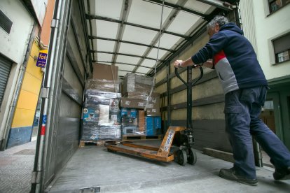 En el almacén los camiones se descargan y se revisan uno a uno los productos para identificar los nuevos, los seminuevos, los usados y los defectuosos para arreglarlos. TOMÁS ALONSO