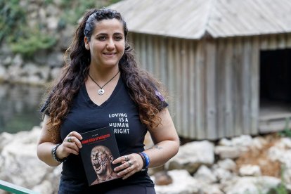 Casilda G. Forné posa con su cuarta novela, 'Some kind of monster' (Soldesol). SANTI OTERO