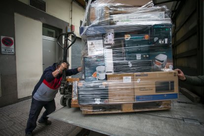 Cuando los productos están revisados los de segunda mano se comercializan a través de las app y los nuevos y seminuevos se distribuyen por la tienda de la calle San Pablo. TOMÁS ALONSO