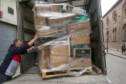 Cuando los productos están revisados los de segunda mano se comercializan a través de las app y los nuevos y seminuevos se distribuyen por la tienda de la calle San Pablo. TOMÁS ALONSO