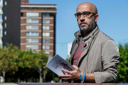 Raúl Elena reunió sus relatos en 'Irlanda corre luna' (Atticus). SANTI OTERO