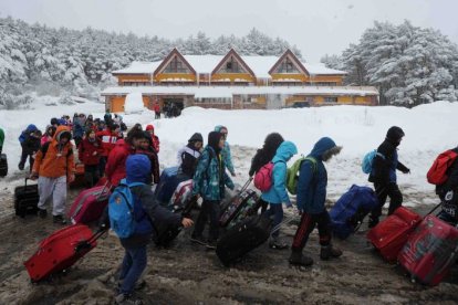 Unos jóvenes salen del albergue de Pineda de la Sierra / ISRAEL L. MURILLO