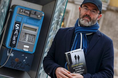 La cuarta novela de Leandro Pérez, 'La última noche de Libertad Guerra' (Planeta), nos lleva a un ucrónico 1981 en el que triunfa el golpe de Estado de Tejero. SANTI OTERO