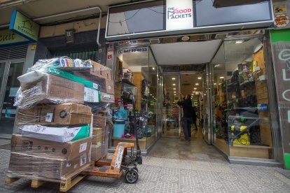 Cuando los productos están revisados los de segunda mano se comercializan a través de las app y los nuevos y seminuevos se distribuyen por la tienda de la calle San Pablo. TOMÁS ALONSO