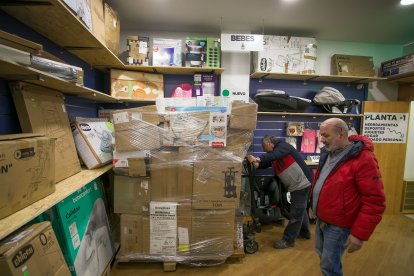 La tienda es muy diversa. Se colocan productos con pegatinas verde o amarilla. Verde es producto nuevo sin estrenar, amarillo es aquel que se ha probado o montado pero no se ha usado. TOMÁS ALONSO
