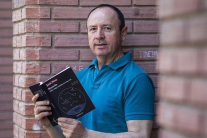 Jesús Pérez Saiz recuerda en 'Ricardo. Todo comienza en una voz' (Adeshoras) a su hermano fallecido en 1974. TOMÁS ALONSO