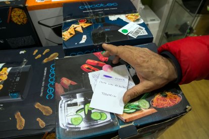 En todos los productos se indica si, por ejemplo, faltan las instrucciones o hay alguna falla para ser fiel entre lo que el cliente compra y el producto. La confianza en la compra on line es fundamental para tener buenas referencias. TOMÁS ALONSO