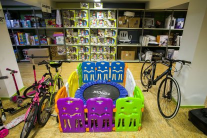 Los productos en tienda son muy diversos aunque dominan productos de puericultura, juegos infantiles, deportes y pequeño electrodoméstico. TOMÁS ALONSO