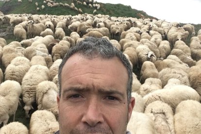 Eduardo Abad tiene una cabaña de lechazos Churro