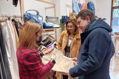 La gerente de H2O explicó las virtudes de la moda hecha en Aranda de Duero