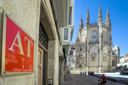 La mayor parte de los alojamientos turísticos que se ofertan en Burgos se encuentra a la sombra de la Catedral. TOMÁS ALONSO