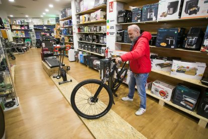 Javier Hernando se muestra sorprendido por la rápida respuesta en la tienda física de devoluciones de Amazon y su impacto en las aplicaciones de segunda mano. TOMÁS ALONSO