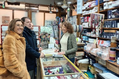 GALERÍA DE FOTOS. Alfonso Fernández Mañueco ha visitado una de las tiendas con más historia, Casa Valdazo, el 