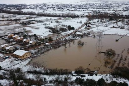 En Frías se desbordó el río Ebro / GERARDO GONZÁLEZ