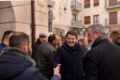 Mañueco saluda a algunos simpatizantes y afiliados al partido