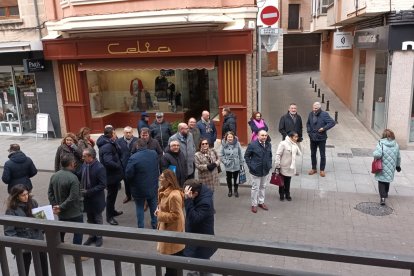 En la presentación, la candidata del Partido Popular ha estado acompañada por el presidente del PP en Castilla y León, Alfonso Fernández Mañueco, así como por el director general de transparencia, Máximo López; los procuradores, Ángel Ibáñez, Emilio Berzosa e Inmaculada Ranedo; el delegado territorial, Roberto Saiz; el presidente provincial, Borja Suárez; la diputada nacional por Burgos, Sandra Moneo; alcaldes de la Ribera como David Colinas (Roa), Jesús Briones (Gumiel de Izan) o Alberto Rasero (Villalba de Duero); concejales y simpatizantes.