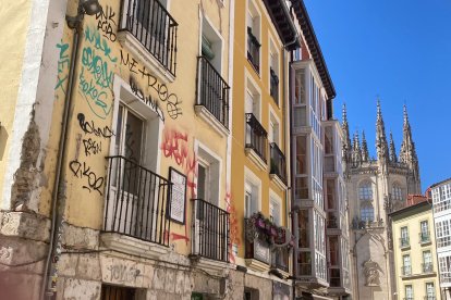 Pintadas vandálicas en un edificio de la plaza del Huerto del Rey.