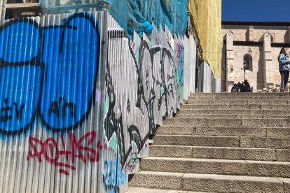 Valla de una obra en el centro de la ciudad.