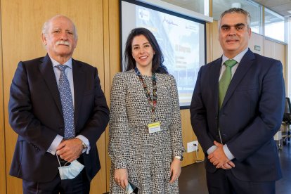 De izquierda a derecha, el jefe del servicio de Medicina Nuclear del HUBU, Juan José Duque, la médico adjunto del servicio medina nuclear del HUBU, Carmen Salvat, y el presidente de la Asociación Castellana y Leonesa de Medicina Nuclear, Ricardo Ruano. SANTI OTERO