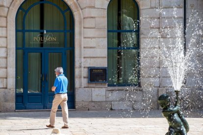 Un viandante camina por delante de la Cafetería del Teatro Principal. SANTI OTERO