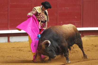 Lance con el percal de Morante de la Puebla frente al primer astado de la función (Corrida 29 junio)