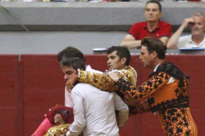 El diestro mexicano
Joselito Adame resultó herido de gravedad por el sexto
cuando entraba a matar (Corrida 28 junio)