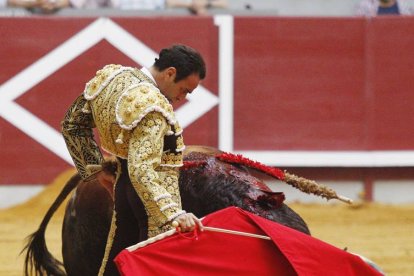 El primer toro en el nuevo escenario lo toreó y
estoqueó Enrique Ponce (Corrida 27 junio)