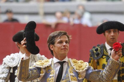 El primer trofeo del Coliseum lo paseó el madrileño Julián López ‘El
Juli’ del segunto ejemplar del festejo (Corrida 27 junio)