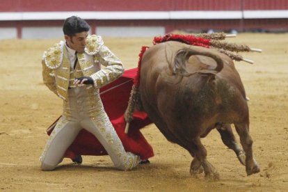 Alejandro Talavante inició con una arrucina de rodillas en los medios su faena al tercero (Corrida 27 junio)