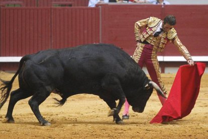 Templado muletazo de Juan José Padilla frente al segundo toro (Corrida 30 junio)
