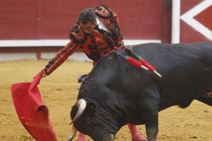 David Fandila ‘El Fandi’ templó y sometió la encastada movilidad del tercero al que cortó las dos orejas (Corrida 30 junio)